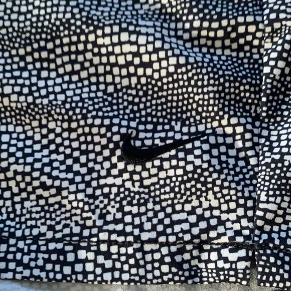 Women’s Nike size 12 golf shorts. Black and white print. Like new. - Picture 2 of 6